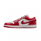 Championes Nike Air Jordan 1 Low, modelo clásico de corte bajo en color blanco y rojo, confeccionados en cuero sintético, con el icónico logo de las alas en el talón y el swoosh lateral en contraste.