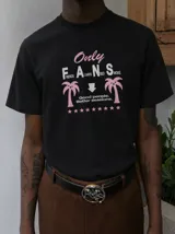 Remera blanca de manga corta, con cuello redondo y diseño gráfico estampado en el pecho que incluye texto y palmeras.