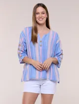 Blusa Erika de algodón con estampado de rayas en tonos azules, rosados y amarillos. Presenta cuello redondo con escote en V y botones frontales, mangas cortas decoradas con una fila de botones en los laterales y dobladillo asimétrico.