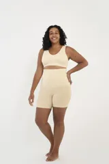 Soutien modelador color beige, sin costuras, con tirantes anchos y diseño cómodo.