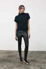 Ballerinas color nude de cuero ovino impermeabilizado, forradas en cuero, con aplique negro con tachas níquel y taco de 2 cm.