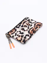 Monedero pequeño color verde con cierre superior y tirador de cordón multicolor.