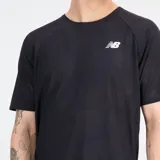 Remera deportiva New Balance Q Speed Jacquard Short Sleeve para hombre, color negro con logo blanco en el pecho. Confeccionada en poliéster y elastano con tecnología NB ICEx de secado rápido.