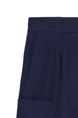 Bermuda cargo relaxed fit color azul marino, de tiro medio con pliegues frontales y presillas para cinturón. Cuenta con bolsillos laterales tipo cargo en las perneras y cierre frontal con cremallera y gancho metálico oculto.