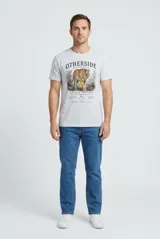Remera gris melange de manga corta con estampa frontal que incluye un tigre y la leyenda "Otherside Expedition Co.".
