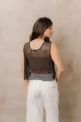 Top de red translúcido con aplicaciones de strass, sin mangas, de corte holgado y escote redondo.