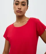 Remera deportiva de microfibra texturizada, color blanco, con cuello redondo, mangas cortas y recortes laterales.