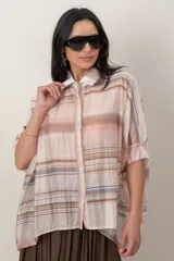 Camisa de organdí con diseño de franjas horizontales multicolor, corte holgado y mangas tres cuartos.