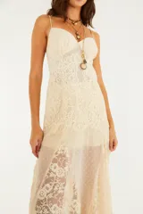 Vestido largo blanco de tirantes finos que combina encaje floral y tul plumeti, con escote en V y diseño romántico.