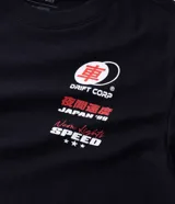 Remera negra de corte comfort y manga corta, con cuello redondo y estampado de estilo urbano con un auto rojo y un dragón en la espalda.