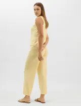 Musculosa de tejido fino en color amarillo, con cuello redondo y diseño sin mangas.