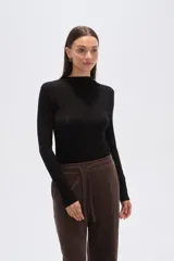 Remera de manga larga con cuello alto y estampado animal print en tonos marrones.