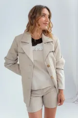 Chaqueta color avellana confeccionada en cuero de oveja italiano. Diseño con solapas y cierre con botones. Talle único.