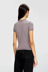 Remera Diesel T-Uncuties de manga corta y cuello redondo, de ajuste ceñido al cuerpo. Confeccionada en suave algodón elástico con costuras visibles a contratono. Presenta un diseño estampado en el frente de un corazón rojo con el logo Oval D y detalles de pedrería.