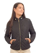 Campera matelasse negra de nylon, con cuello alto, cierre frontal y detalles de herrajes dorados. Cuenta con bolsillos laterales y presilla en el cuello.