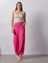 Pantalón wide leg color fucsia de crepe con pretina ancha elastizada.