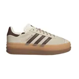Championes adidas Gazelle Bold de plataforma, con diseño en gamuza color beige y detalles en marrón oscuro. Presentan las icónicas tres tiras laterales, suela de goma con relieve y logo de la marca en el talón.