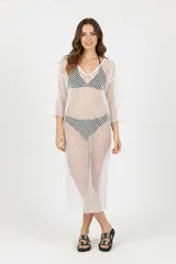 Vestido midi de red calada color blanco, con cuello en V profundo, mangas tres cuartos y diseño holgado.