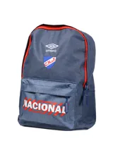 Mochila azul con detalles en rojo, con logo de Umbro y escudo del Club Nacional de Football.