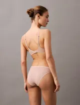 Sujetador invisible sin aro de la línea Perfectly Fit, confeccionado en microfibra suave con copas de espuma elástica. Presenta tirantes ajustables y cierre de corchete en la espalda.