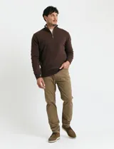 Pantalón sport de cinco bolsillos, corte recto, color tostado, con botones y remaches de metal envejecido.