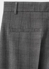 Pantalón de vestir estilo oxford de tiro medio, color gris oscuro con diseño de cuadros sutiles, corte recto amplio en las piernas y bolsillos laterales.
