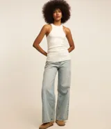 Musculosa de algodón con elastano, de tejido acanalado (rib) y diseño con escote halter. Presenta un ajuste al cuerpo y detalle de drapeado lateral.