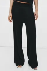 Pantalón ancho negro de punto rib con cintura elástica.