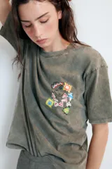 Remera de corte oversize con efecto lavado, cuello redondo y manga corta. Presenta un estampado artístico en el pecho inspirado en la obra de Henri Matisse.