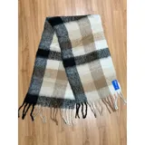 Bufanda rectangular de tejido grueso con diseño de cuadros en tonos azul, naranja, gris y beige, terminada con flecos en los extremos.