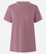 Remera básica de cuello redondo y manga corta, confeccionada en algodón peruano de alta calidad. Presenta un diseño liso y versátil, ideal para uso diario.