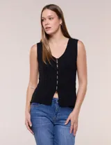 Chaleco negro de tejido de punto con diseño trenzado, escote en V y cierre frontal de botones.