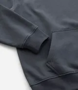 Saco con capucha color gris oscuro, con cordón ajustable, bolsillo canguro y mangas largas con puños ajustados. Confeccionado en algodón con felpa.