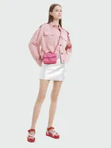 Bandolera Longchamp modelo Box-Trot XS, color fucsia, con correa fina ajustable y logo circular metálico en el frente.