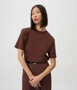 Remera básica Marfinno de cuello redondo y manga corta, confeccionada en algodón peruano con acabado suedine.