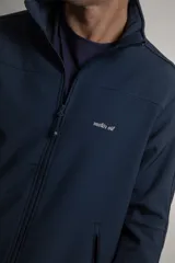 Campera azul marino con cierre frontal, cuello alto y logo "motor oil" bordado en el pecho.