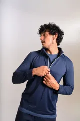 Buzo deportivo de cuello alto con cierre frontal parcial, manga larga y diseño entallado en tejido técnico de secado rápido.