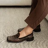 Mocasines de cuero vacuno color marrón con diseño reptil, punta cuadrada y taco de madera foliado de 2,5 cm.