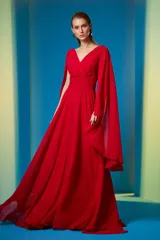 Vestido largo de fiesta color rojo, con escote en V, corte imperio y mangas largas tipo capa.