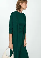 Cardigan largo de punto fino, color verde oscuro, con diseño recto, cuello en pico y manga larga sin cierre.