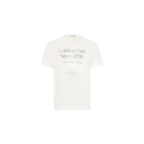 Remera de manga corta color blanco con cuello redondo y estampa frontal en tono verde oscuro con el texto 'Golden Club Since 2000' y detalles tipográficos adicionales.