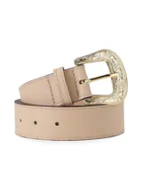 Cinturón de cuero color beige con hebilla metálica dorada de diseño tallado y estilo western.