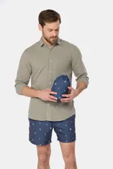 Short de baño azul marino con estampado de veleros blancos, cintura elástica con cordón ajustable, dos bolsillos laterales y suspensor de malla fina.