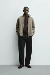 Chaqueta regular fit de tejido técnico interlock de algodón elástico, color azul marino. Presenta cuello subido, manga larga, bolsillos de vivo en la cadera, acabados en rib y cierre frontal con cremallera.