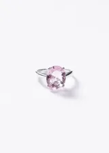 Anillo de plata 925 con una gran piedra zirconia central de corte ovalado en color rosado.