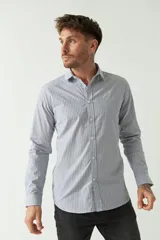 Camisa de hombre de corte slim fit, confeccionada en algodón con diseño de rayas verticales finas en tonos claros. Presenta cuello clásico, cierre frontal con botones y logo bordado en el pecho.