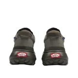 Championes Vans modelo Crosspath Bungee, color marrón, con diseño técnico inspirado en la línea UltraRange. Presentan entresuela UltraCush para mayor amortiguación, suela con tracción para diversos terrenos y acabado repelente al agua DWR.