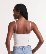 Top cropped de tirantes finos, escote cuadrado y corte ajustado, color rojo oscuro.