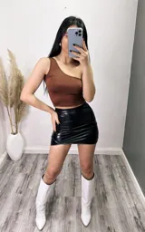 Top de microfibra de un solo hombro en color rojo, negro, rosa, verde, marrón, blanco, azul y amarillo.