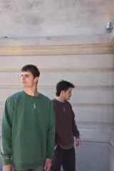 Buzo negro de algodón con cuello redondo y logo bordado en el pecho.